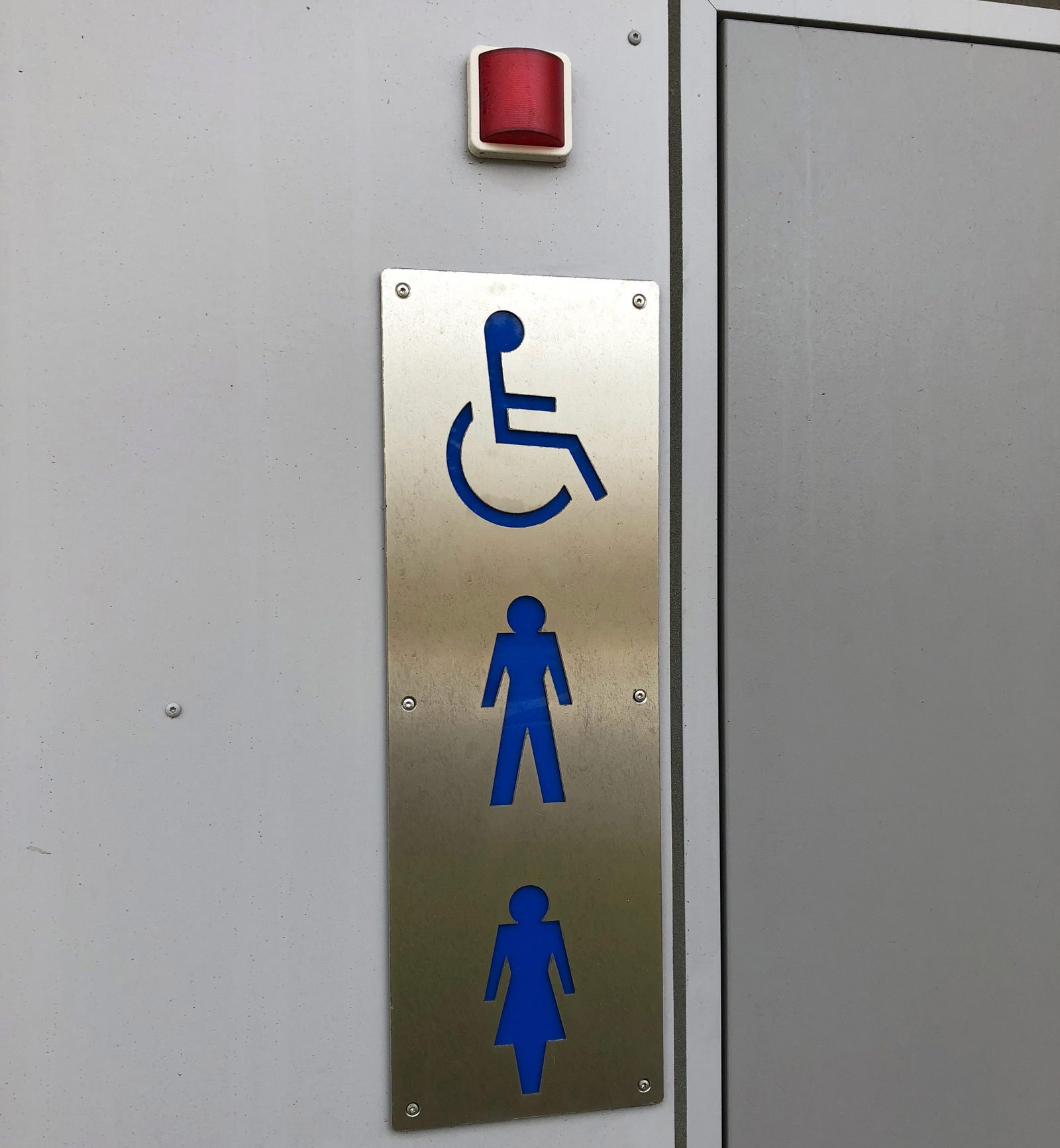 Toiletskilt fra toiletbygning til vejdirektoratet leveret af Flex Modul