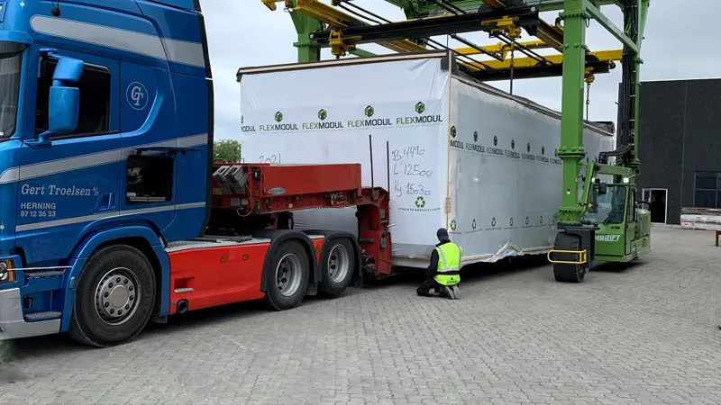 Læsning af moduler klar til transport fra Flex Modul mod Augusthaven