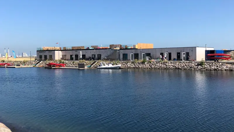 Kajakhotellet set fra den anden side af stranden.