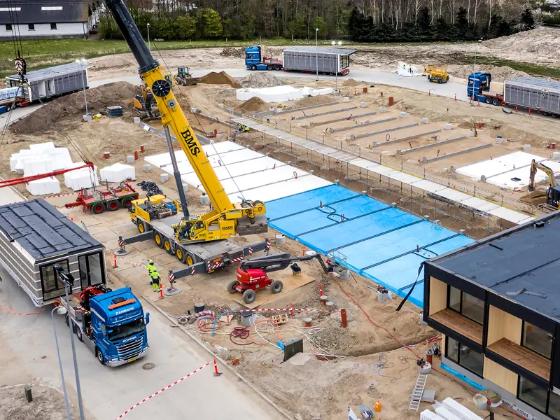 Kranmontage af moduler ved Ibihaven i Slagelse. Med lastbiler holdende i kø med moduler