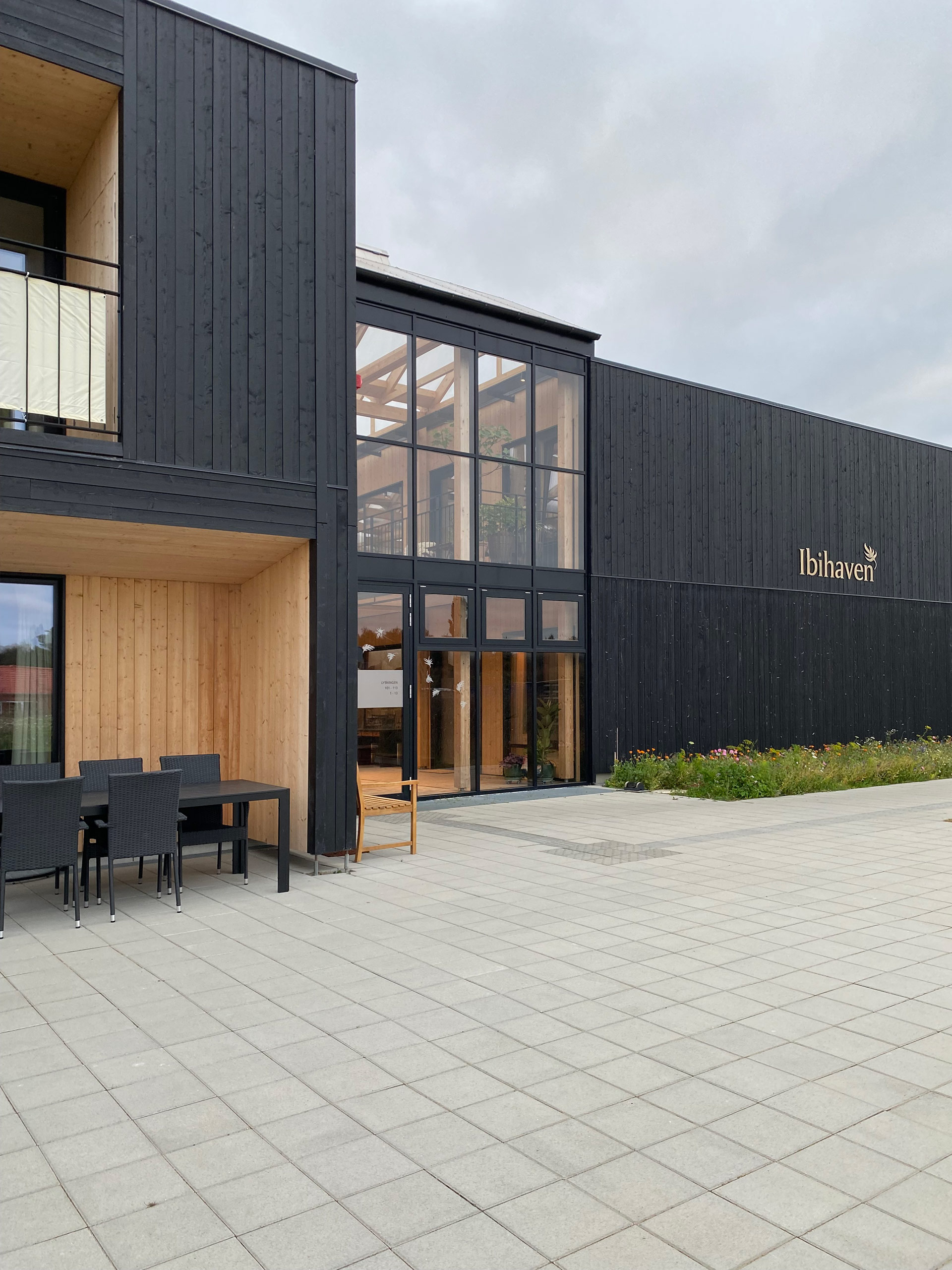 Indgangen og facade i træ ved Ibihaven Slagelse