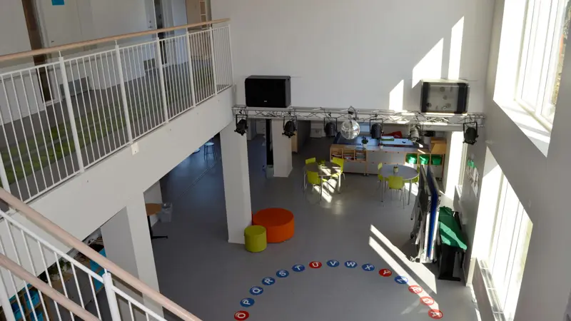 Udsigt ud fra hall ned mod fællesområdet i stuen