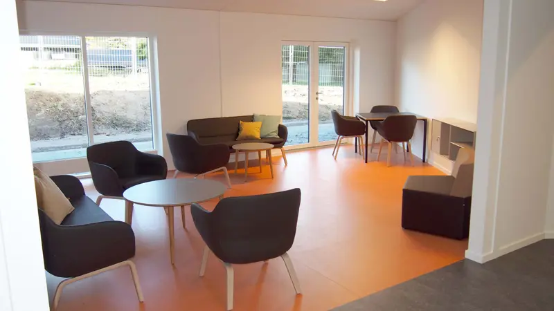 dagligstue med orange linoleum hos Botilbuddet Vingen