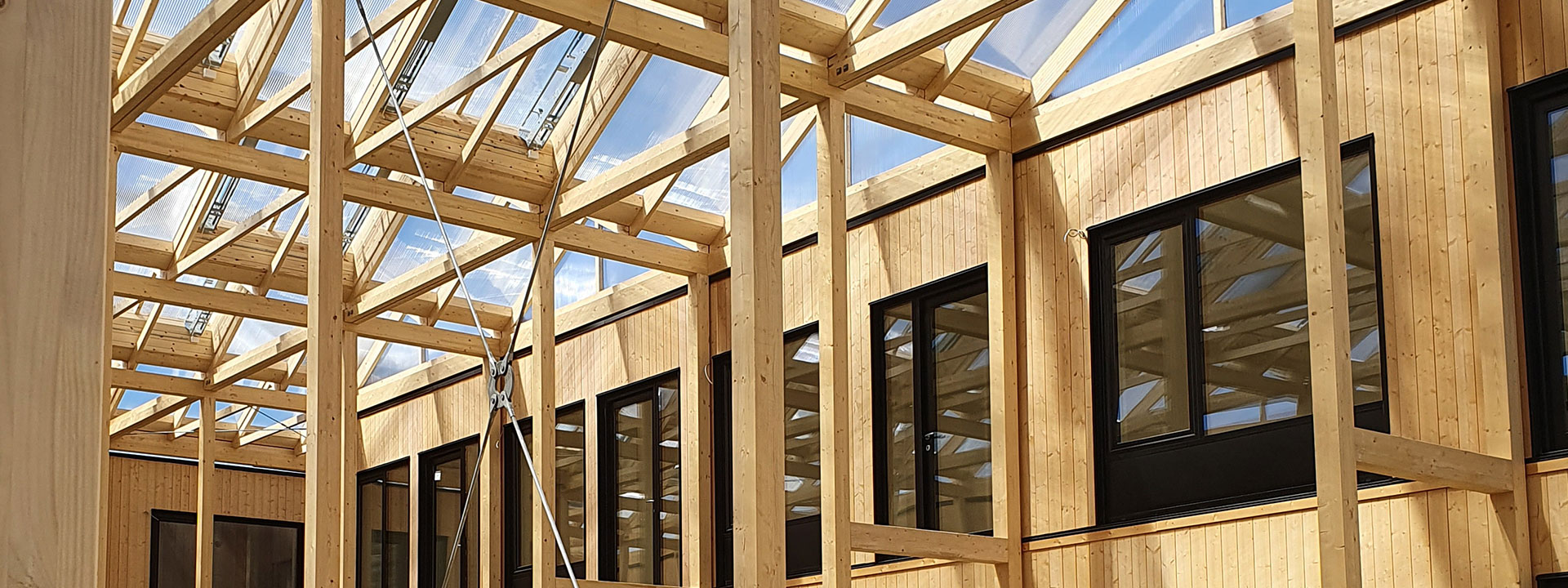 En del af trækonstruktionerne i atriumgården og modulerne under byggeriet af Ibihaven