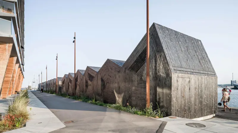 Den flotte og unikke træbeklædning bagpå Badehusene, som kan ses fra AARhus