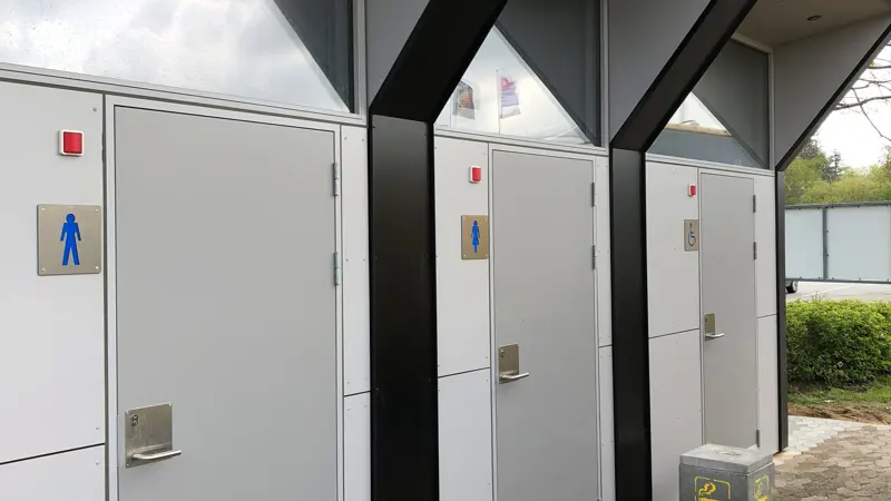 Stor toiletbygning ved Frøslev - herre, dame og handicap