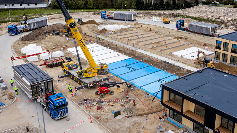 Kranmontage af moduler ved Ibihaven i Slagelse. Med lastbiler holdende i kø med moduler