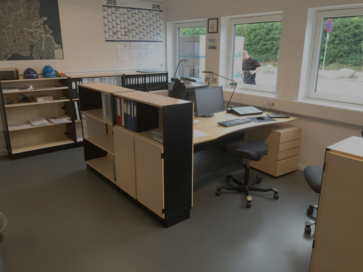 Kontorområde i stueetagen med mørkt lag