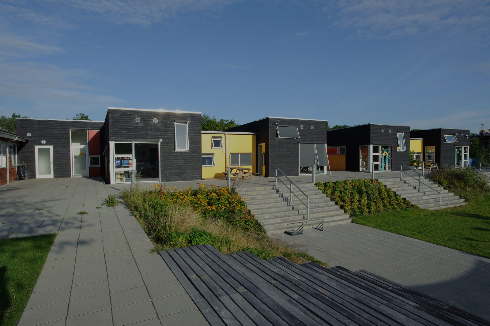 Helhedsbillede over børneinstitution Grønnemarken med en mørk tone